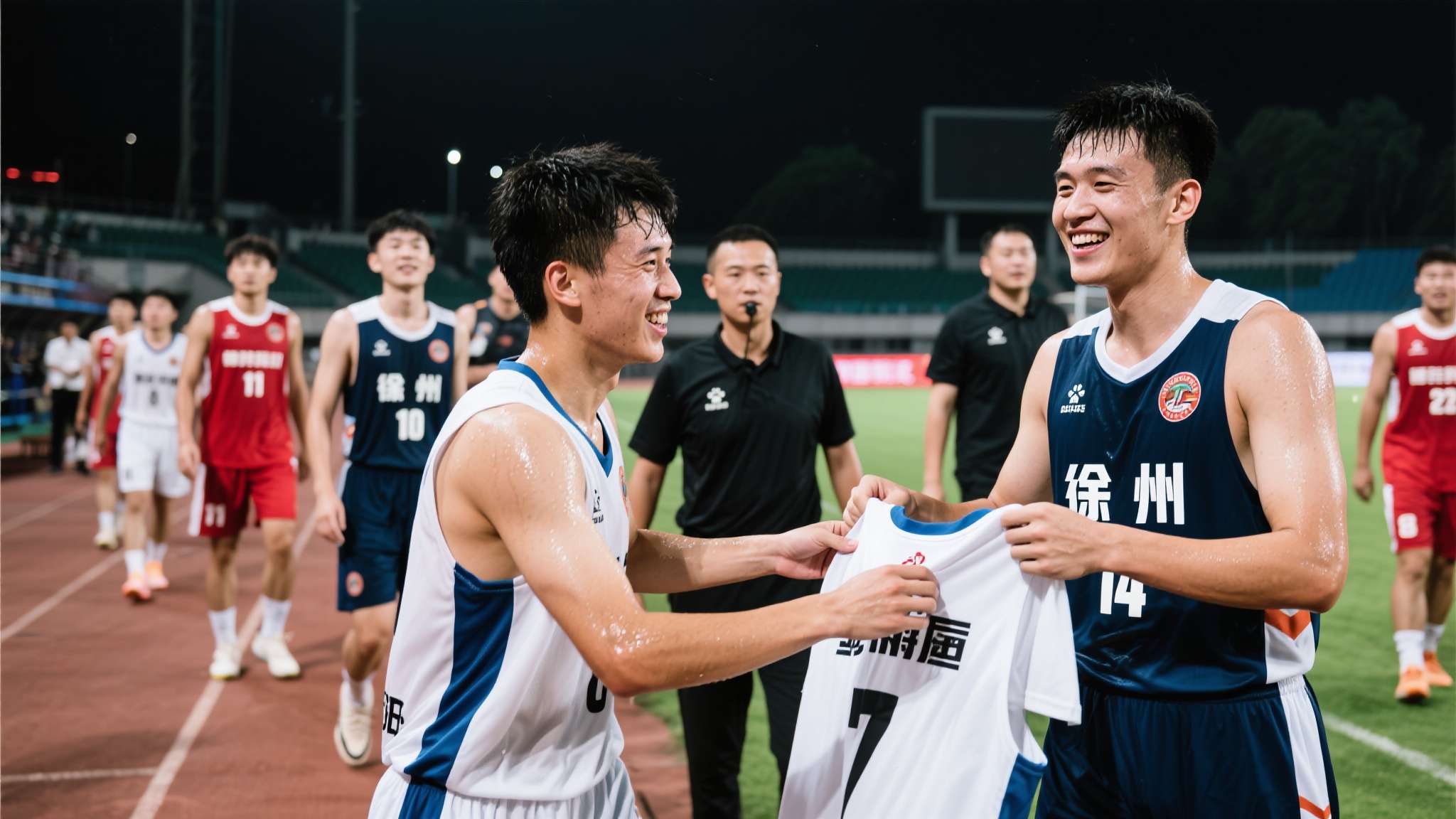 徐州队vs宿迁队比赛直播 比赛哨声响起,激烈的对抗暂时落幕。就在两队球员陆续退场之际,宿迁队的张桐瑞快步走